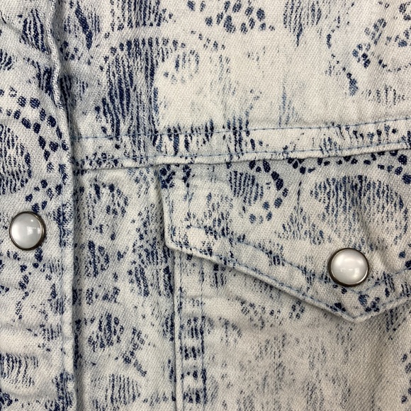 IJeans by Buffalo Women’s Chambray Lace Print Pearl Snap Western Shirt sz Large - Picture 8 of 13